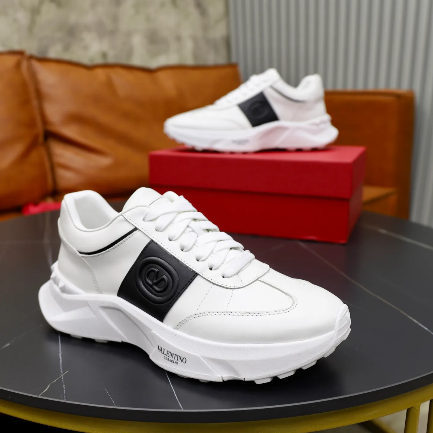 Ex-factory price: 440💰VALENTINO/Valentino Men's latest low-top thick-soled sports shoes are shipped. Made with heavy industry, men's fine casual sports shoes, versatile style. Original leather, rubber lines embellished with geometric segmented uppers, hand-sewn with precision, novel and fashionable style, rubber soles with rivet details on the front and back, VALENTINO GARAVANI LOGO printed on the side, and Valentino Garavani decorative inlay on the tongue. Logo, comfortable, breathable and durable on the feet! Comes with full original packaging! Code number: 38-39-40-41-42-43-44 (45 can be customized)